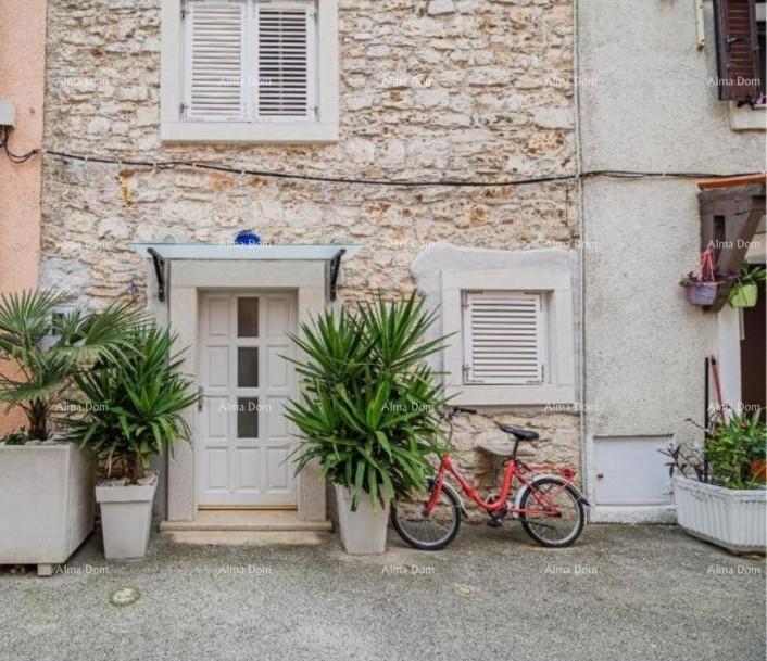 Prodaja - Hiša v centru, le 50 m oddaljena od morja, Umag!