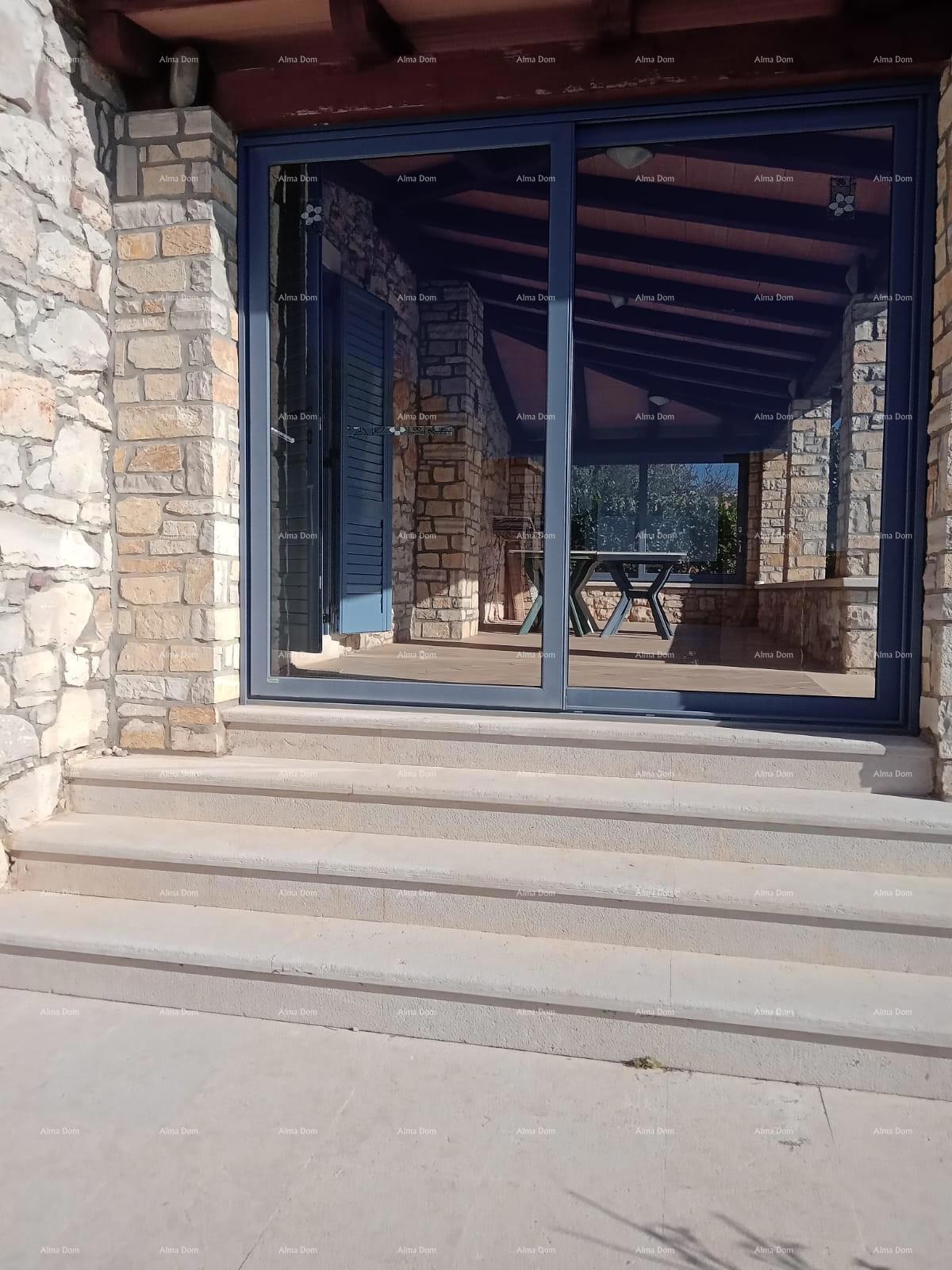 Blizina grada Umaga. Na prodaju duplex hiša, 123,65 m2 ob sami obali morja, 10 metrov do morja.