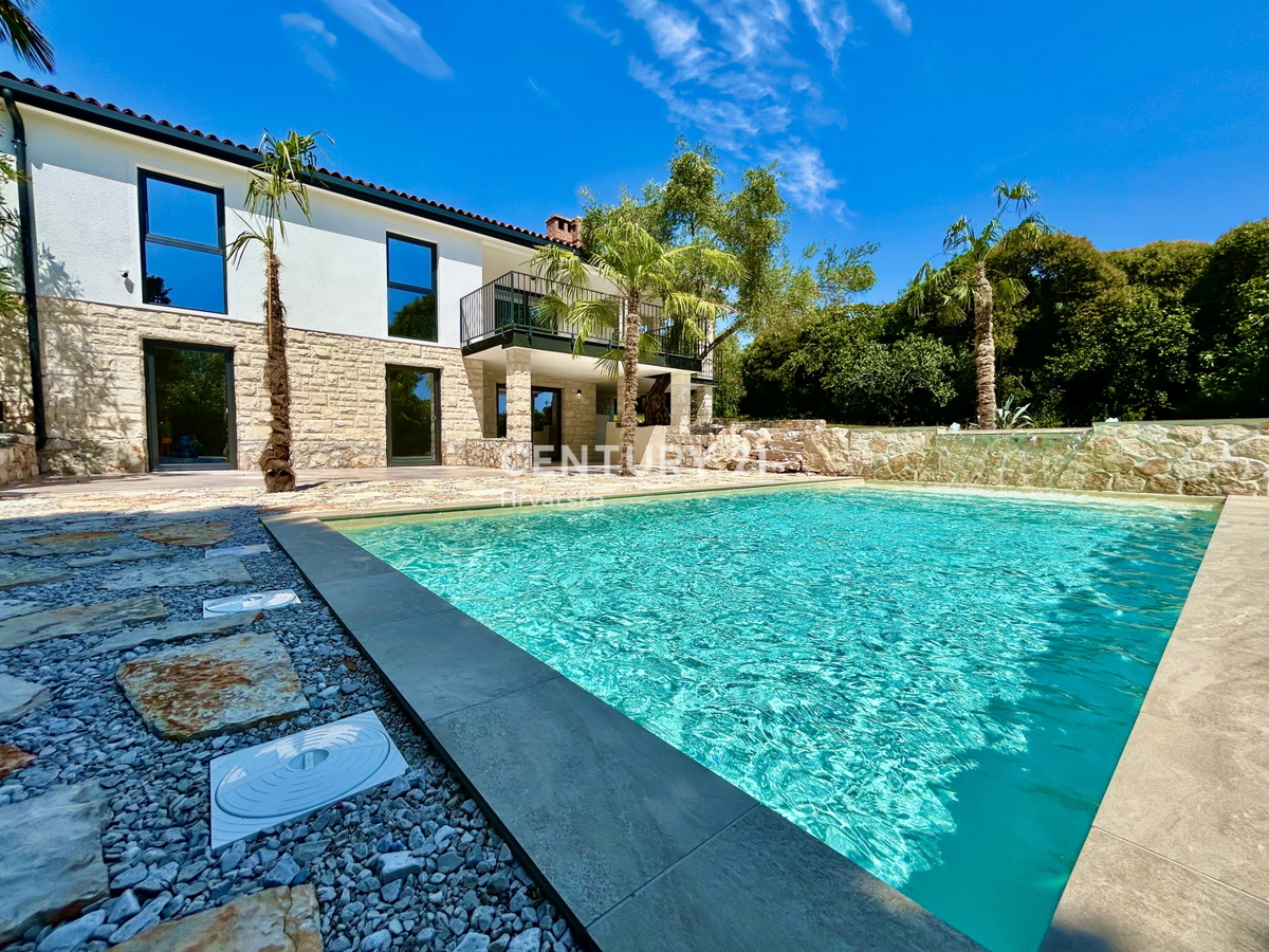 UMAG, OKOLICA, HIŠA NA ODLIČNI LOKACIJI SAMO 150 METROV OD PLAŽE