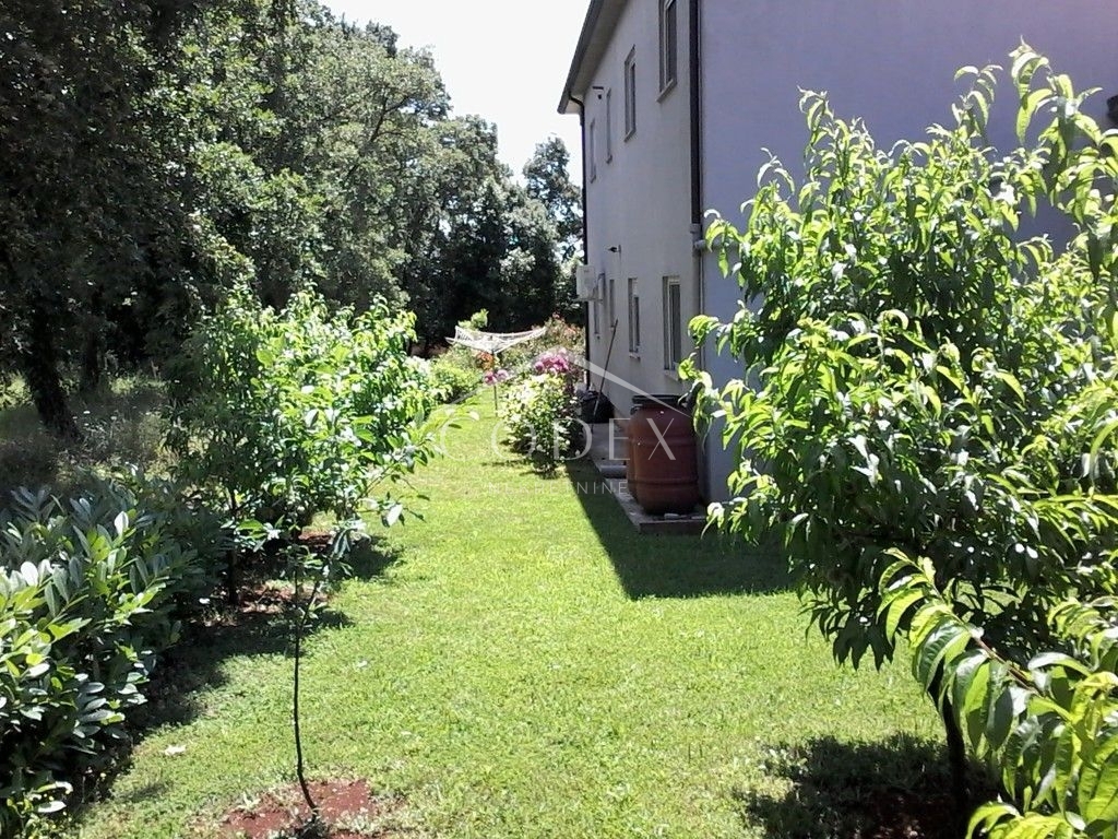 Umag - hiša s 3 stanovanjskimi enotami