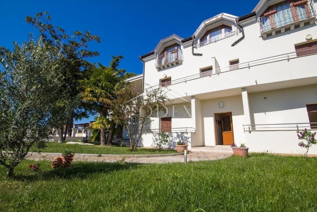 Umag, okolica - vila z namestitvenimi enotami 100 m od morja