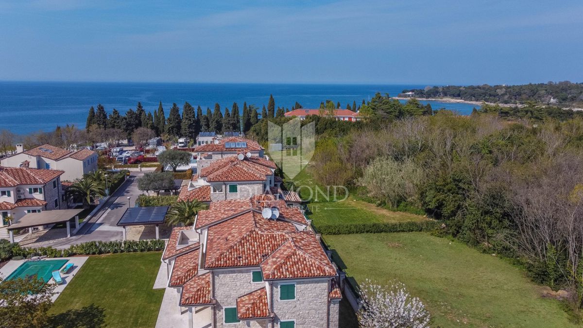 Umag, Savudrija - atraktivna hiša z bazenom 150m od plaže!