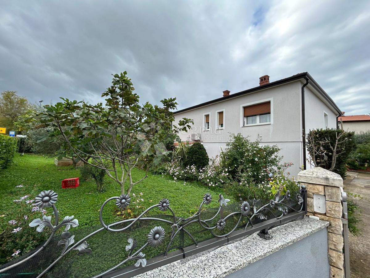 Prostorna hiša s štirimi stanovanjskimi enotami, garažo in čudovitim vrtom – le 1 km od centra Umaga in plaže