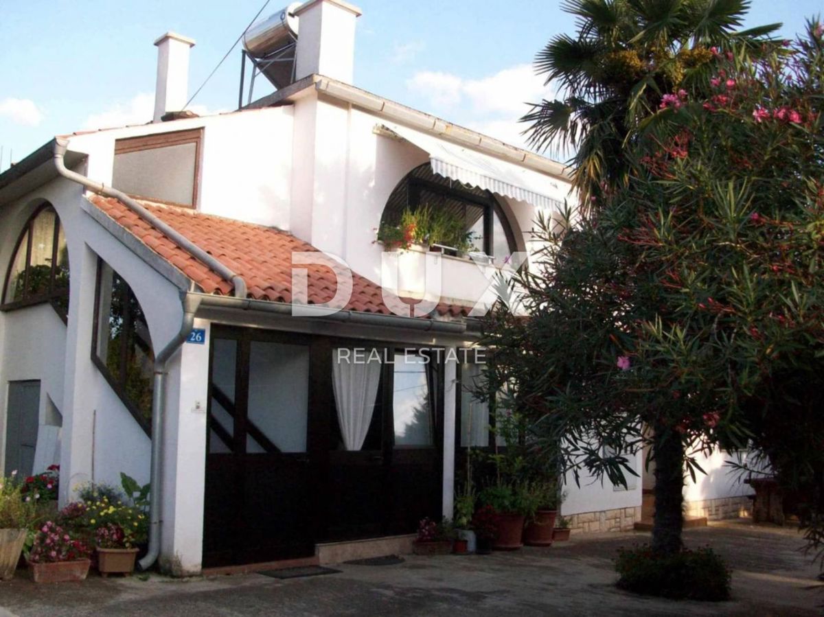 ISTRA, SAVUDRIJA - Dve hiši z garažami + gradbeno zemljišče - 200 m OD MORJA!!