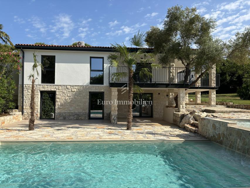 Hiša s 3 apartmaji in bazenom blizu morja