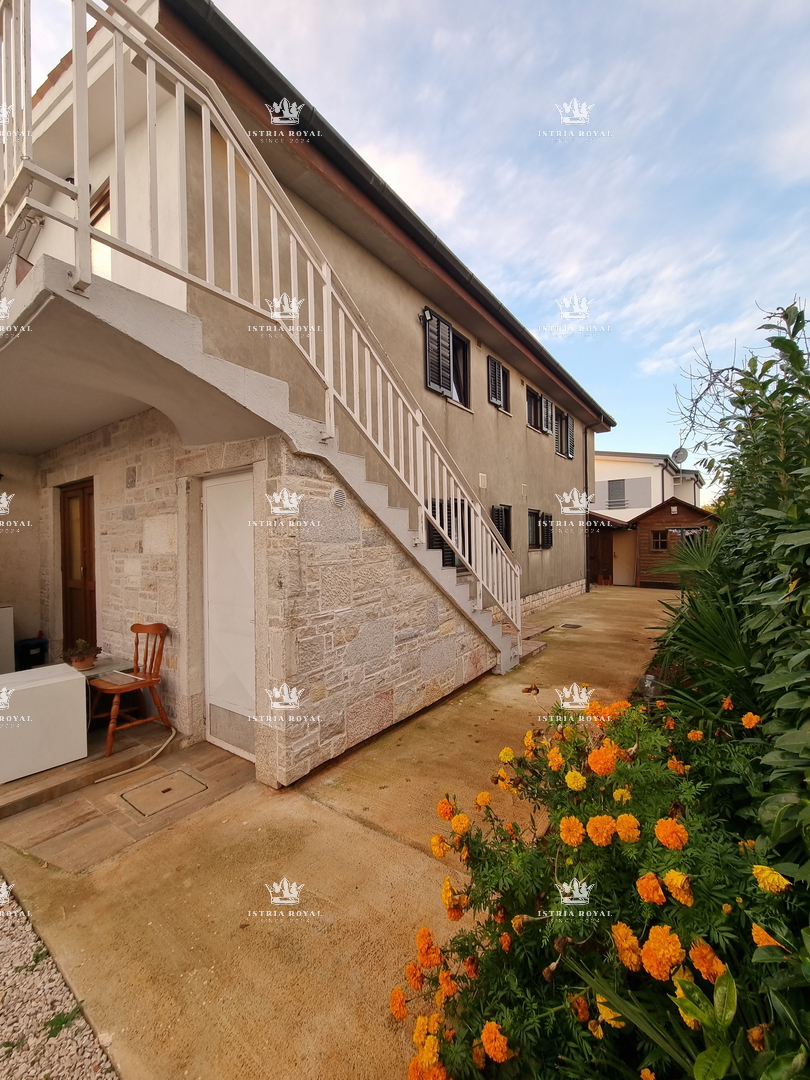 Istra, prodaja apartmanske hiše v Zambratiji, 170 m od morja – 224 m², 2 apartmaja, 2 stanovanji, klet in parkirišče!
