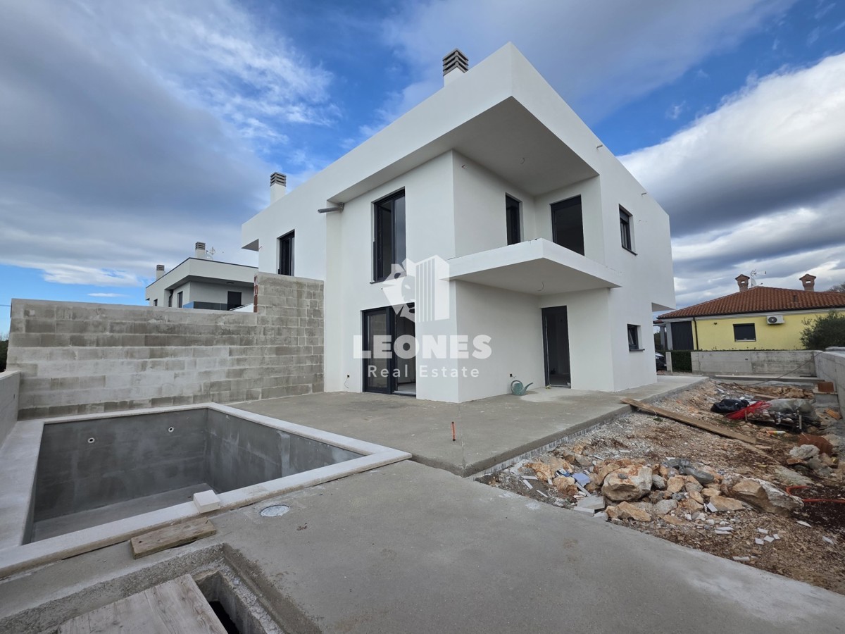 Dvojna hiša z bazenom v okolici Umaga