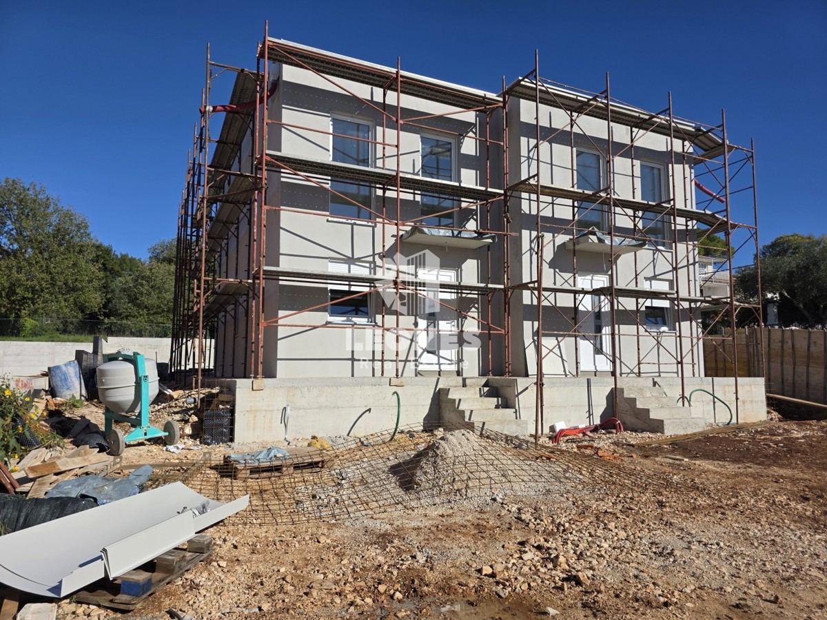 Dvojček hiša z bazenom v bližini Umaga