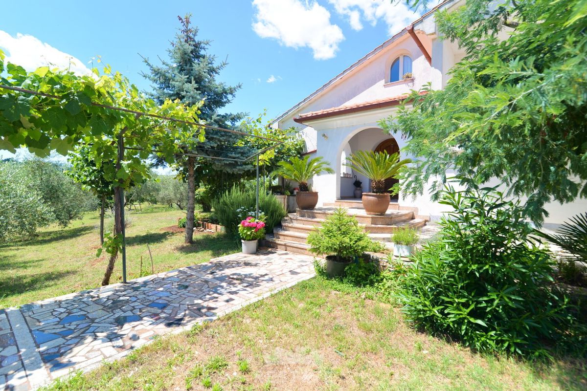 hiša v sredozemskem slogu, brez pripadajoče parcele ali z njo