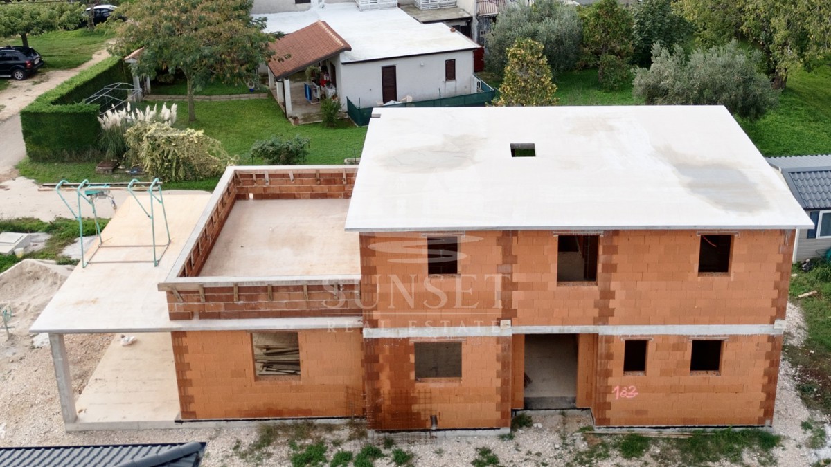 PRODAJA MODERNE HIŠE NA MIRNI LOKACIJI  NOVO