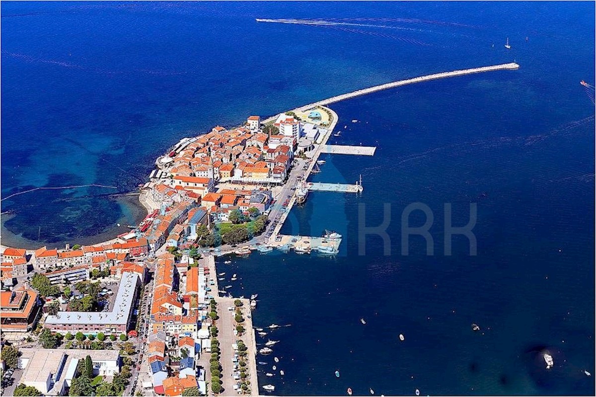 Umag, center mesta, kamnita hiša z razgledom, 50m od morja